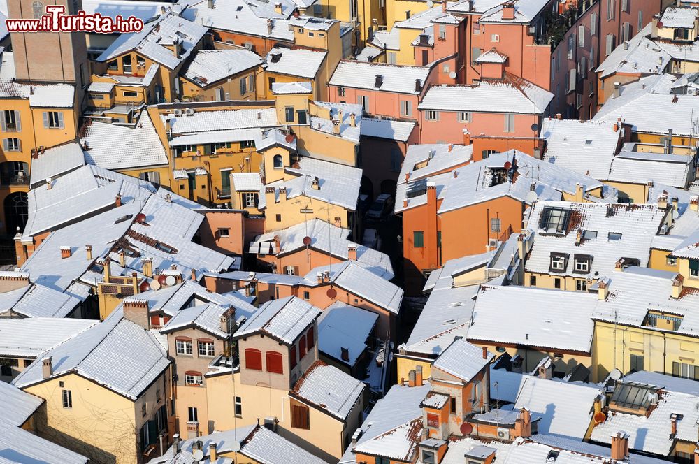 Immagine Le case colorate di Bologna in inverno fotografate dalla Torre degli Asinelli, Emilia Romagna.