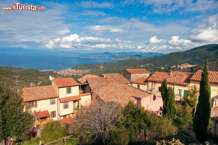 Immagine Le case del villaggio di Marciana sull'Elba - © Luciano Mortula / Shutterstock.com