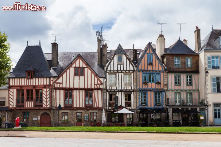 Immagine Le case tipiche del centro di Vannes, il borgo della Francia nord-occidentale, in Bretagna - © Oscity / Shutterstock.com