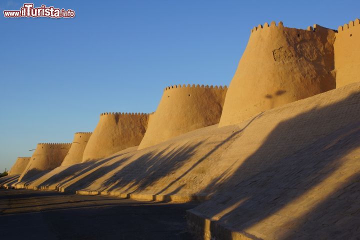 Immagine Le imponenti mura merlate di Khiva la cittadella UNESCO in Uzbekistan - © Thomas Kauroff / Shutterstock.com
