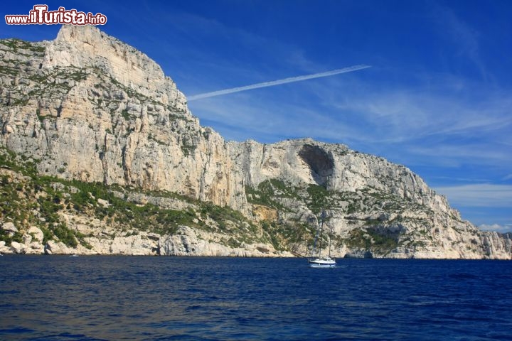 Immagine Le imponenti rocce de Les Calanques, alte falesie a picco sul mare a ovest di Cassis (Francia) - foto © Anilah / Shutterstock.com
