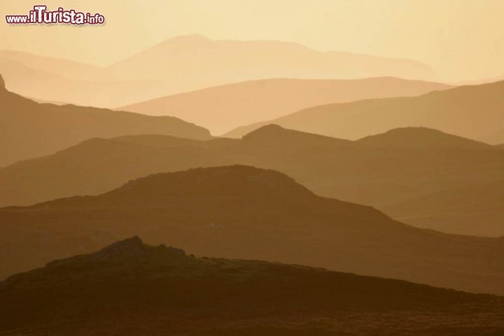 Immagine Le montagne di Lewis and Harris, Scozia - Una suggestiva immagine dei rilievi montuosi che caratterizzano il paesaggio di Lewis and Harris fotografati in controluce © Joe Gough / Shutterstock.com