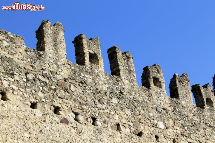 Immagine Le mura del Castello in rovina di Manerba, sul Lago di garda - © marcobir / Shutterstock.com
