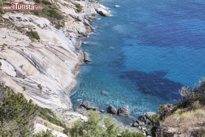 Immagine Le rocce della costa selvaggia di Pomonte, litorale ovest dell'Isola d'Elba in Toscana - © Shutterschock / Shutterstock.com