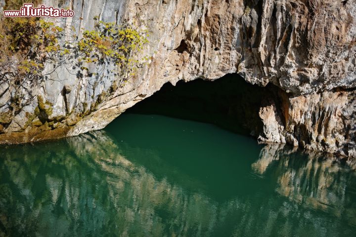 Immagine Una grotta carsica a Blagaj, Bosnia-Erzegovina - da questa grotta carsica a Blagaj, fuoriesce il fiume Buna, la cui fonte è una delle più grandi d'Europa. Lo spettacolo naturalistico creato dalla sorgente del fiume e da queste splendide grotte, è davvero mozzafiato ed è stato definito tra i più belli dell' Europa centro-meridionale.- © Melica / Shutterstock.com