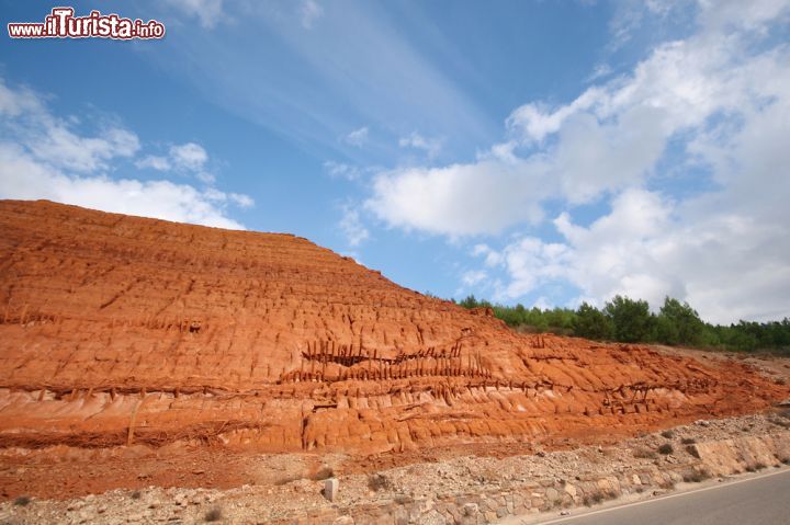 Immagine Le terre rosse della zona di Iglesias ricche di minerali - © Gianluigi Becciu / Shutterstock.com
