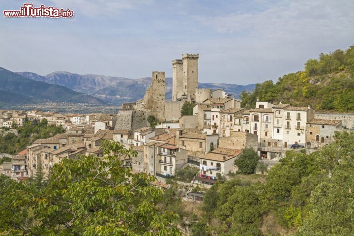Immagine Le torri medievali del centro di Pacengo in Abruzzo - © Eder / Shutterstock.com
