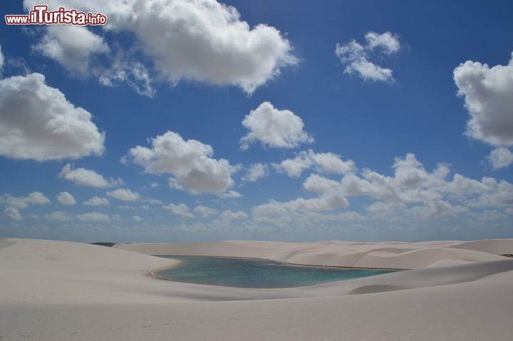 Immagine Lençois Maranhenses, il Parco Nazionale del Maranhao (Brasile): sotto un cielo da cartolina, una lagoa, un lago effimero tra le dune di sabbia.