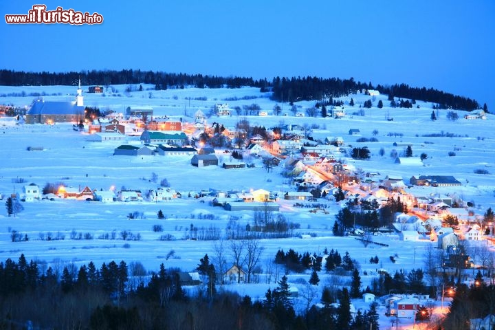 Immagine Les Eboulements, Charlevoix: la cittadina di Les Éboulements in una sera d'invern. La località fa parte dell' "Association des plus beaux villages du Québec". ©Tourisme Charlevoix, Bertrand Lemeunier