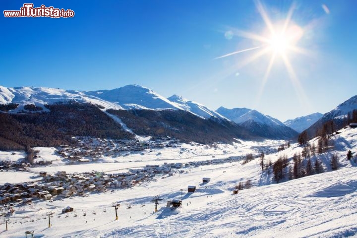 Immagine Vista invernale di Livigno sotto la neve, con gli impianti di risalita in primo piano. - © Dinga / shutterstock.com