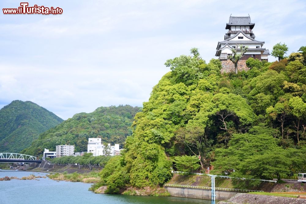 Immagine Lo Inuyama Jo Castle nella prefettura di Aichi, Giappone, immerso nella vegetazione.