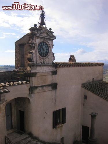 Immagine L'orologio sulla torre della Loggia del Banditore ad Amelia, in Umbria.