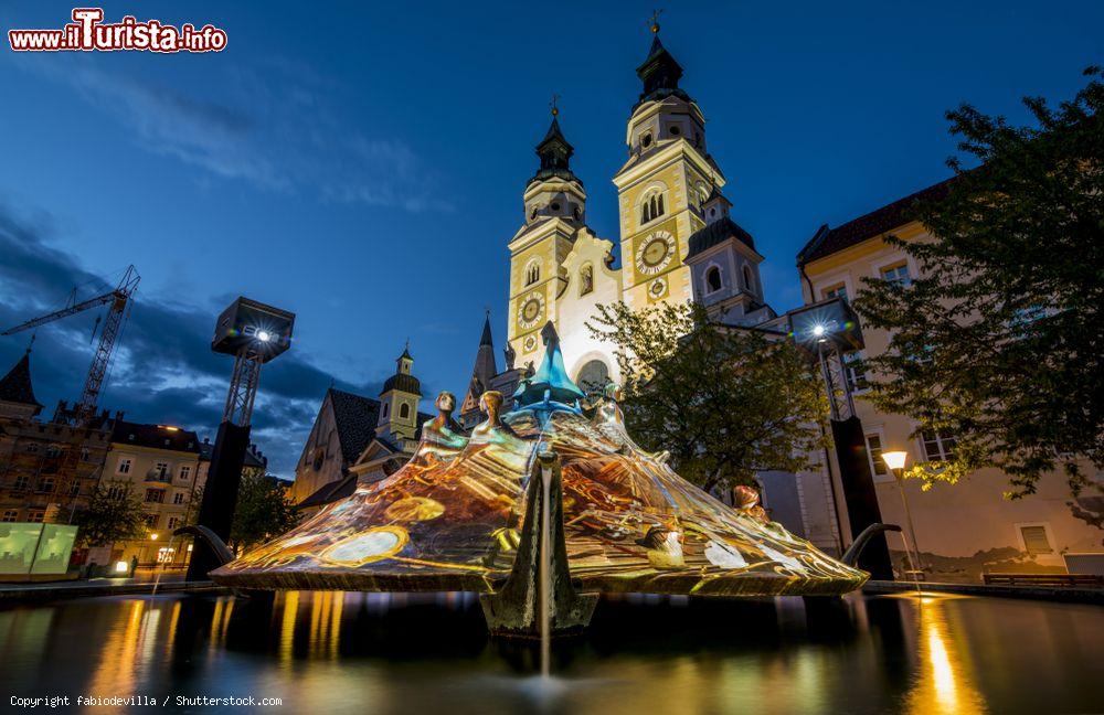 Immagine Luci e colori accendono il centro di Bressanone durante il Water Light Festival in primavera - © fabiodevilla / Shutterstock.com