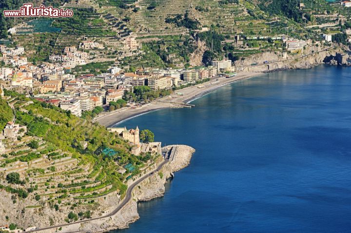 Immagine Il borgo di Maiori in Campania si affaccia sulla costa sud dell penisola sorrentina - © LianeM / Shutterstock.com