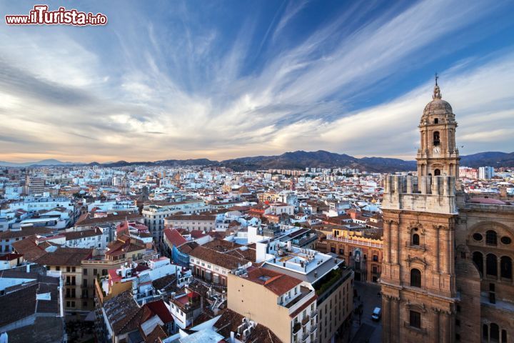 Immagine I tetti di Malaga (Spagna) in questa suggestiva foto aerea. Malaga conta quasi 600.000 abitanti ed è la sesta città spagnola per dimensioni - foto © Irina Sen / Shutterstock