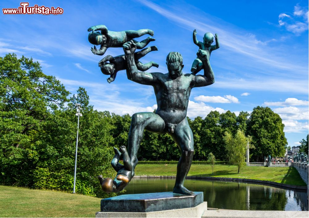 Immagine Man attacked by babies, la discussa statua di Vigeland nel parco omonimo di Oslo - © Francesco Bonino / Shutterstock.com