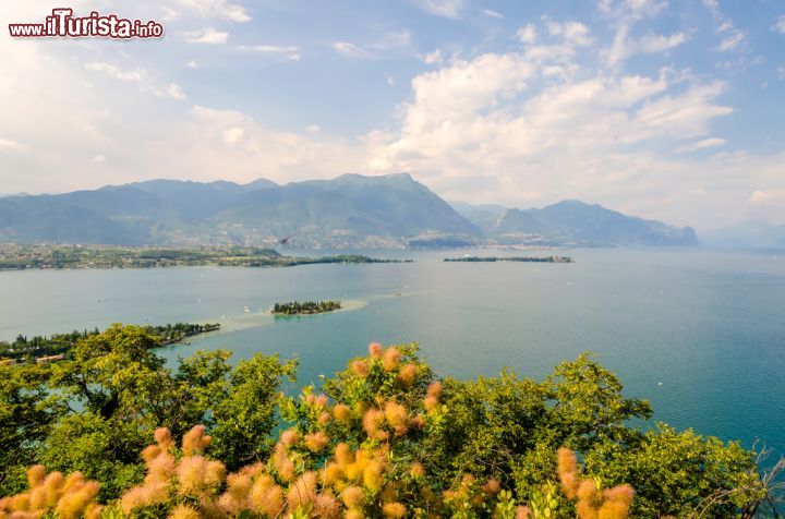 Immagine Manerba (Brescia): è famosa per le splendide vedute del lago di Garda che si godono dalle colline del suo territorio - © Marco Rubino / Shutterstock.com