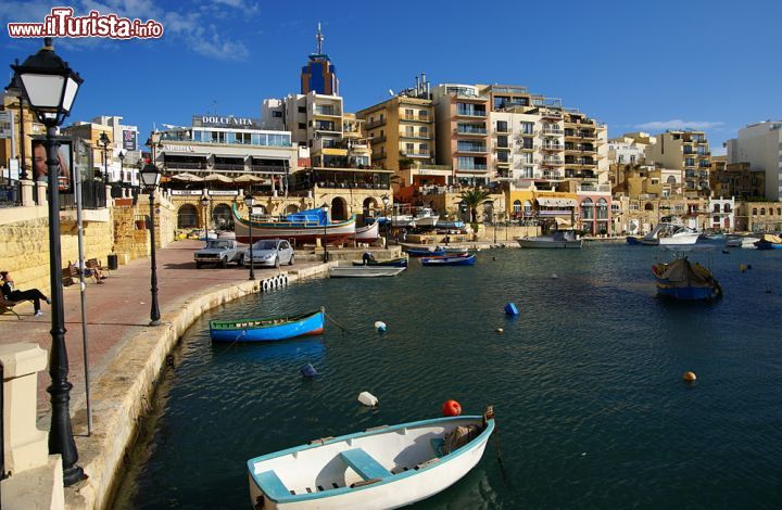 Immagine Marina e lungomare della città di St Julian's a Malta: siamo a nord-est della capitale La Valletta 243467854 - © ELEPHOTOS / Shutterstock.com