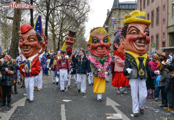 Immagine Un gruppo di maschere in parata al Carnevale di Magonza in Germania - © clearlens / Shutterstock.com