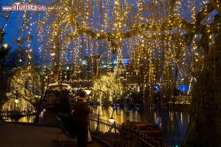 Immagine Il fascino del Natale all'interno dei giardini di Tivoli a Copenaghen - © jean schweitzer / Shutterstock.com