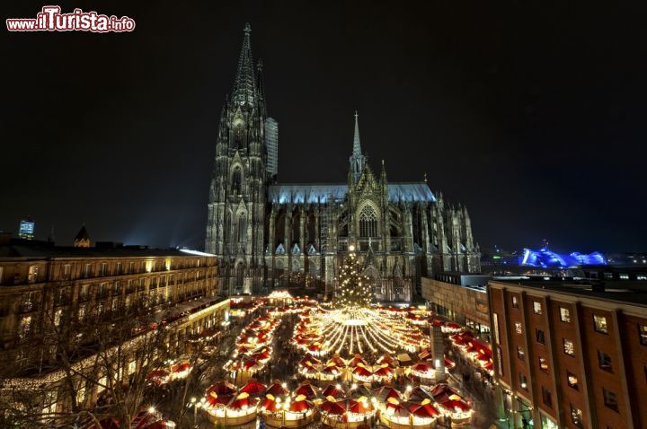 Immagine Sotto lo sguardo fiero della Cattedrale di Colonia, si svolgono i mercatini di Natale tra i più belli della Germania - © Thomas Ramsauer / Shutterstock.com