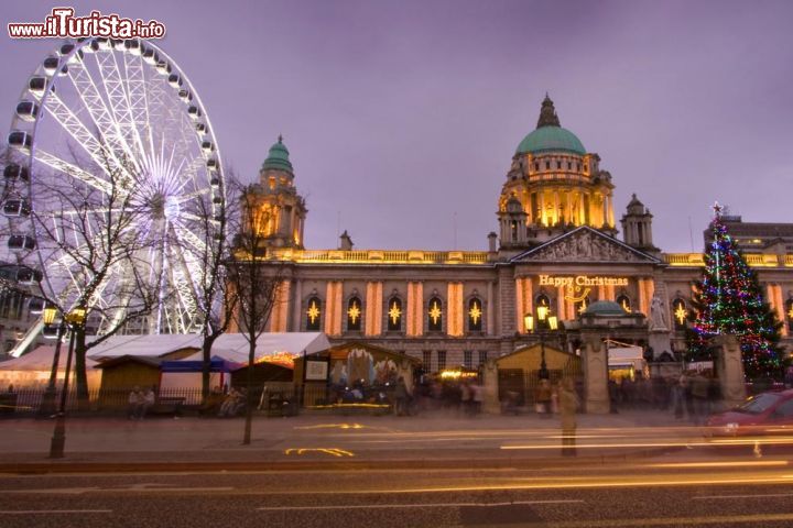 Immagine Mercatini di Natale a Belfast, davanti alla City Hall (Irlanda del Nord) - © stenic56 / Shutterstock.com