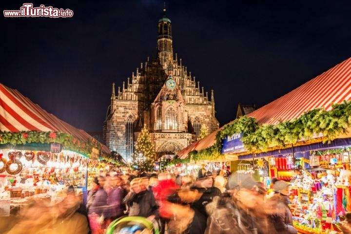 Immagine La Hauptmarkt di Norimberga durante il mercatino di Natale, sullo sfondo la Frauenkirche - © sack / iStockphoto LP.
