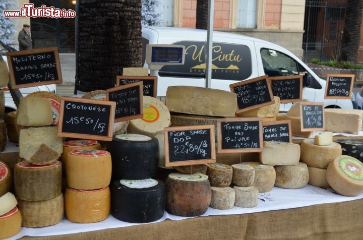 Immagine  Formaggi al mercato ambulante di piazza Foch, Ajaccio