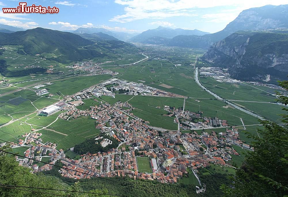 Immagine La val d'Adige con Mezzocorona, fotografati dalla stazione di monte della funivia del paese - © Matteo Ianeselli / Wikimedia Commons 