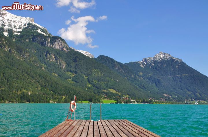 Immagine Molo di Pertisau sull'Achensee, Austria - Per ammirare il panorama sul lago Achensee si può raggiungere il molo di Pertisau da cui si gode una splendida vista sulle acque verde smeraldo di questo specchio d'acqua tirolese © travelpeter / Shutterstock.com
