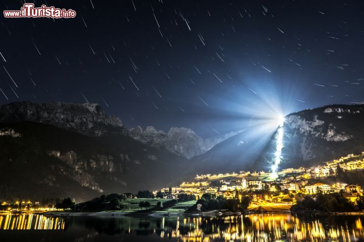 Immagine Molveno in inverno:  le luci del borgo, il lago e le piste da sci illuminate - © Massimo De Candido / Shutterstock.com