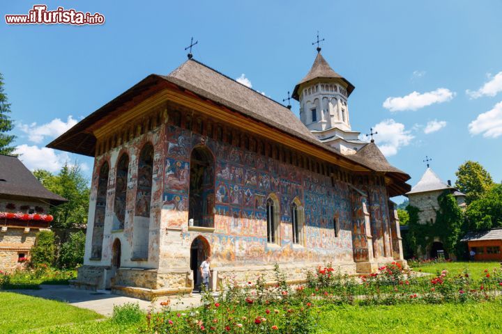 Immagine Vatra Moldovitei, Romania: il monastero di Moldovita è iscritto nella lista del Patrimonio dell'Umanità dell'UNESCO dal 1993 - foto © Dziewul / Shutterstock.com