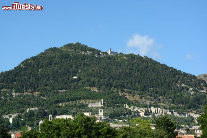 Immagine Monte Ingino e abbazia di S.Ubaldo che dominano la città di Gubbio in Umbria - © Anke van Wyk / Shutterstock.com