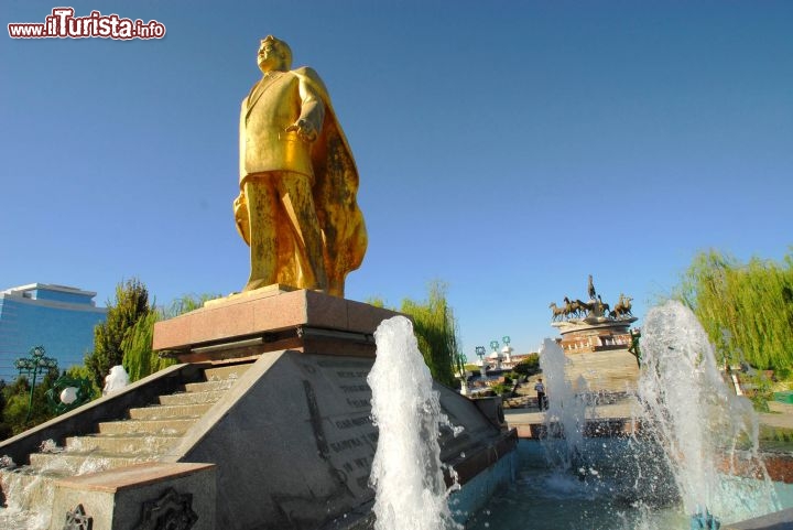 Immagine Turkmenistan Ashgabat monumento a Nyazov - Foto di Giulio Badini / I Viaggi di Maurizio Levi