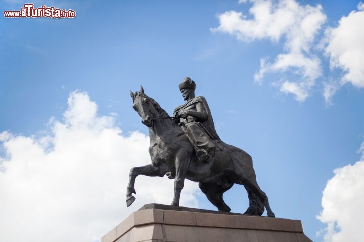 Immagine Monumento a Khan Kenesary, Astana - Il centro storico di Astana ospita la statua equestre eretta nel 2001 in onore di Khan Kenesary, considerato il più grande leader della ribellione del popolo kazako contro i russi © freedarst / Shutterstock.com
