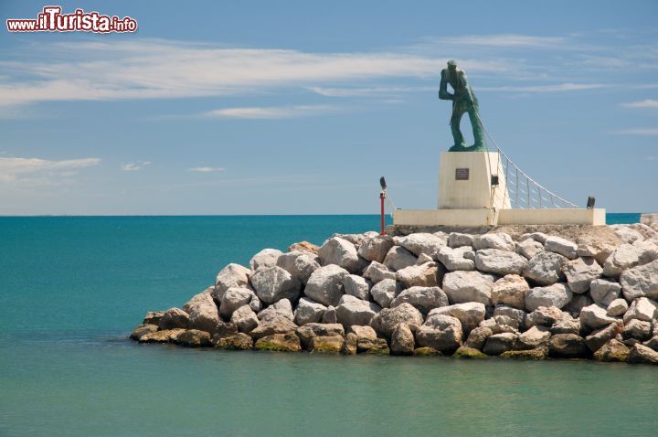 Immagine Monumento al pescatore nel porto di Palavas les Flots in Francia - © Jiri Sebesta / Shutterstock.com