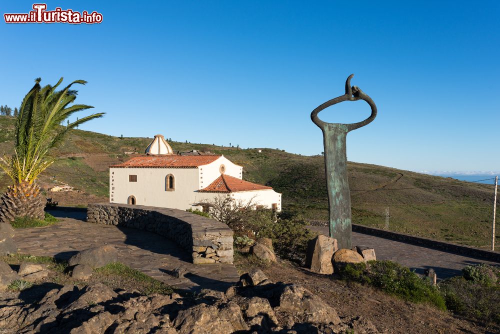 Immagine Il Monumento al silbo gomero, l'antico linguaggio basato sui fischi dell'isola di la Gomera. Il monumento si trova sul Mirador de Igualero, a fianco della chiesa di San Francisco (Chipude, La Gomera).