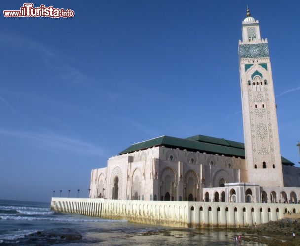 Immagine Una delle caretteristiche più celebri della Moschea Hassan II di Casablanca è il suo gigantesco minareto, alto 210 metri, il più alto del mondo. Vista la sua posizione in riva al mare, una delle sue funzioni è quella di faro per le imbarcazioni in avvicinamento alle coste del Marocco!
