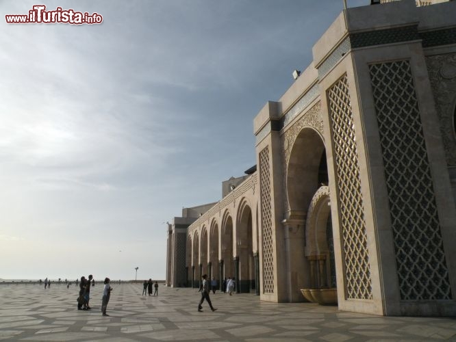 Immagine La Grande Moschea di Hassan II a Casablanca, famosa per il suo pavimento in vetro con vista oceano. Fu completata nel 1993 in onore dell'allora re del Marocco.
