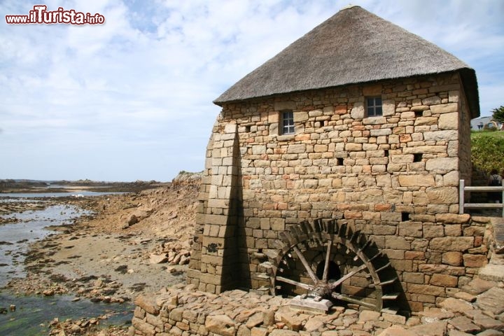 Immagine Moulin du Birlot, il mulino di mare sull'ile de Brehat  in Francia. Veniva azionato dal flusso delle maree, ed era l'unico luogo dove veniva macinato il grano sull'isola. E' uno dei più belli mulini della Bretagna.