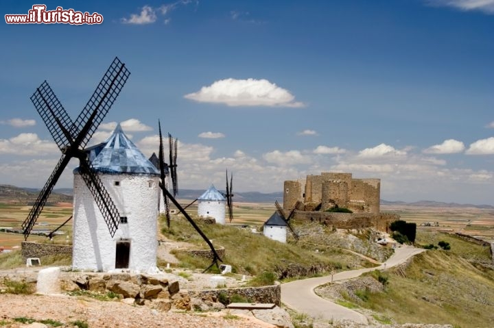 Immagine I mulini a vento e il castello di Consuegra, Spagna - © mtrommer / iStockphoto LP.