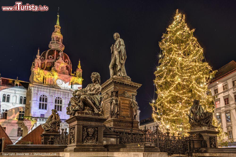 Immagine Il monumento dell'arciduca e il Municipio di Graz (Austria) durante il periodo natalizio - foto © DeepGreen / Shutterstock.com