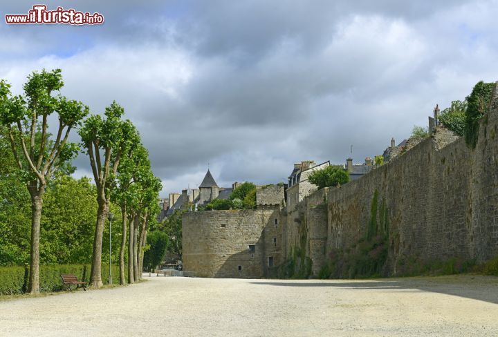 Immagine Le mura che circondano Dinan, Francia, hanno una circonferenza totale di quasi 3 km. È possibile salirvi e camminarvi per ammirare lo stupendo panorama sul borgo bretone - foto © Pecold  / Shutterstock.com