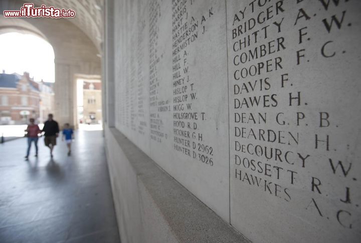 Immagine Sul muro all'interno della Menin Gate (Menenpoort) di Ieper sono riportati i nomi dei 54896 soldati del Commonwealth che non hanno trovato sepoltura al termine della Prima Guerra Mondiale - Foto © Westtoer