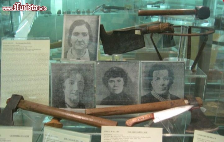 Immagine Le "armi" utilizzate  dalla serial killer Leonarda Cianciulli esposte al Museo Criminologico di Roma - © Wikipedia