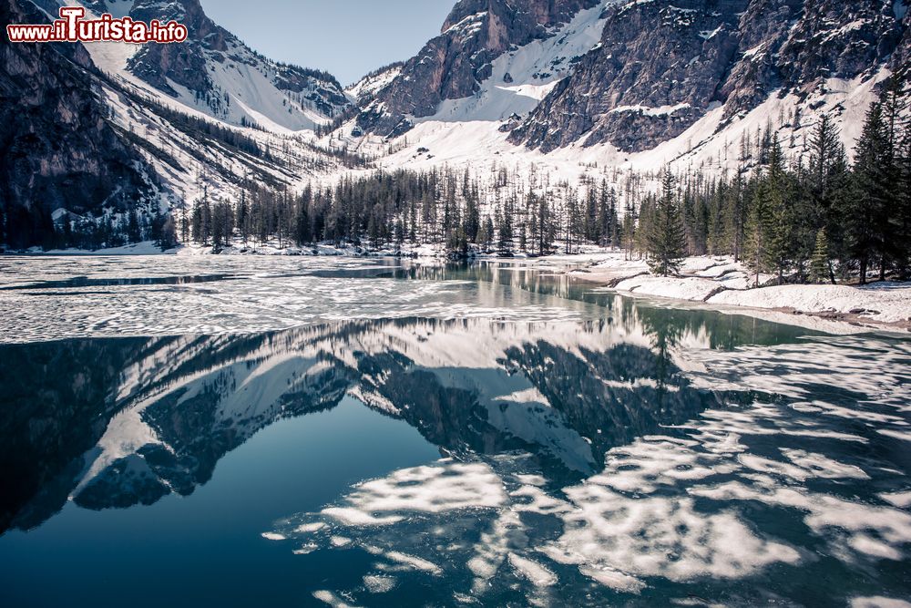 Immagine Il Lago di Braies (Pragser Wildsee) in Alto Adige d'inverno