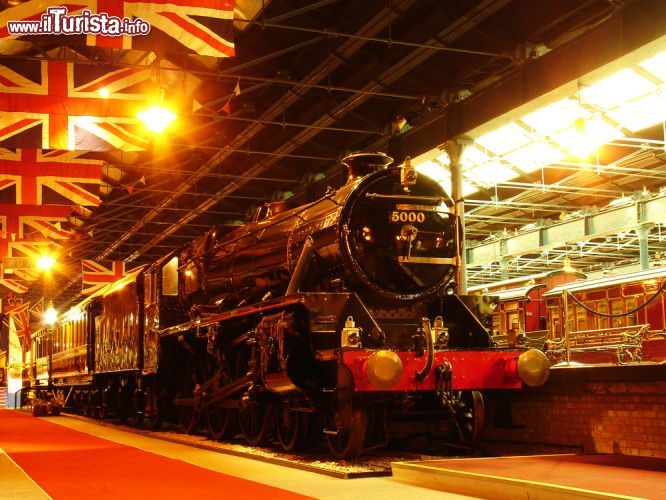 Immagine Una locomotiva all'interno dello splendido National Railway Museum, l'interessante museo di York ad ingresso gratuito che racconta la storia delle ferrovie inglesi - foto © Serjio74 / Shutterstock