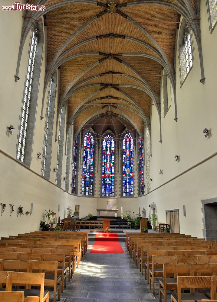 Immagine Navata della chiesa di  Saint Jean and Nicolas nel centro storico di Nivelles in Belgio