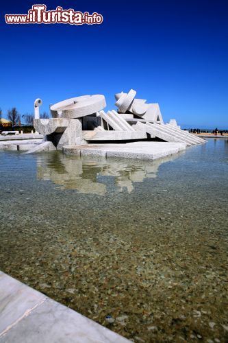 Immagine Nave di Cascella a Pescara, Abruzzo. E' il principale monumento della città: fu costruito nel 1986 in marmo travertino per abbellire il lungomare - © onairda / Shutterstock.com