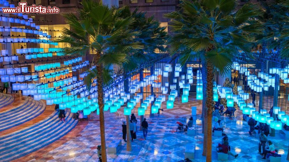 Immagine Brookfield Place, "Luminaries": l'installazione luminosa tridimensionale nell’atrio del Winter Garden a New York.